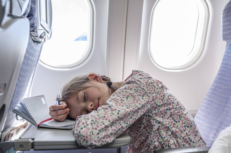 Wenn man beim Fliegen schläft, kann man den Druck in den Ohren nicht ausgleichen, weshalb das zu bleibenden Schäden führen kann.