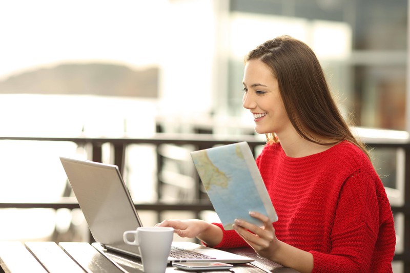 Online kann mit den richtigen Tricks ein günstiger Urlaub gebucht werden