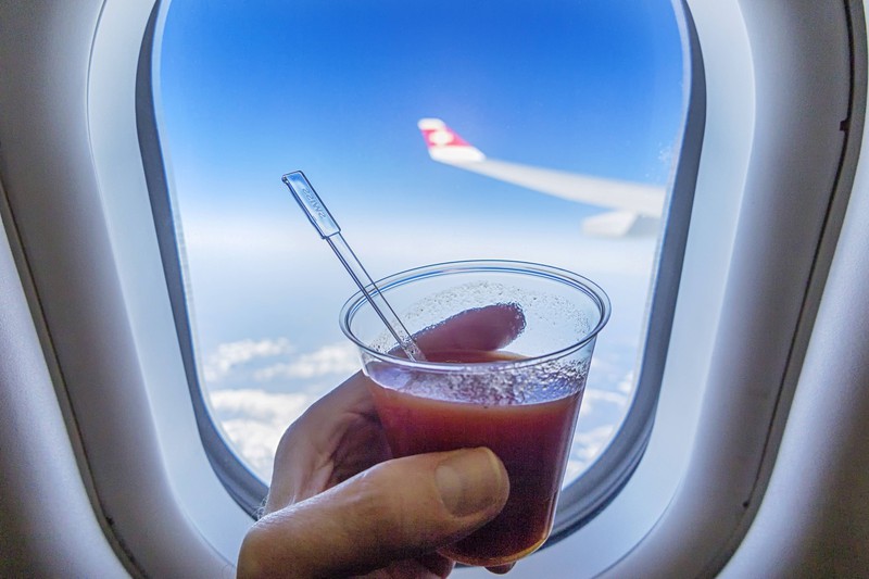 Man sieht Tomatensaft über den Wolken, der bekanntlich im Flugzeug besser schmeckt