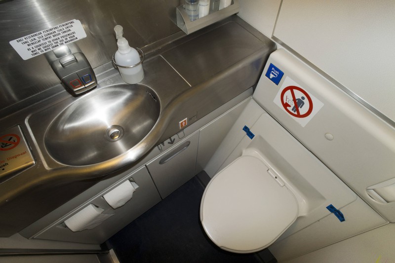 Man sieht eine Toilette im Flugzeug, die erst bei Ankunft des Fluges geleert wird