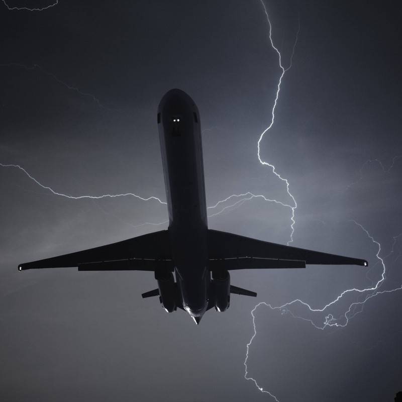 Man sieht ein Flugzeug, das vielleicht vom Blitz getroffen wird, aber deshalb nicht gleich abstürzt