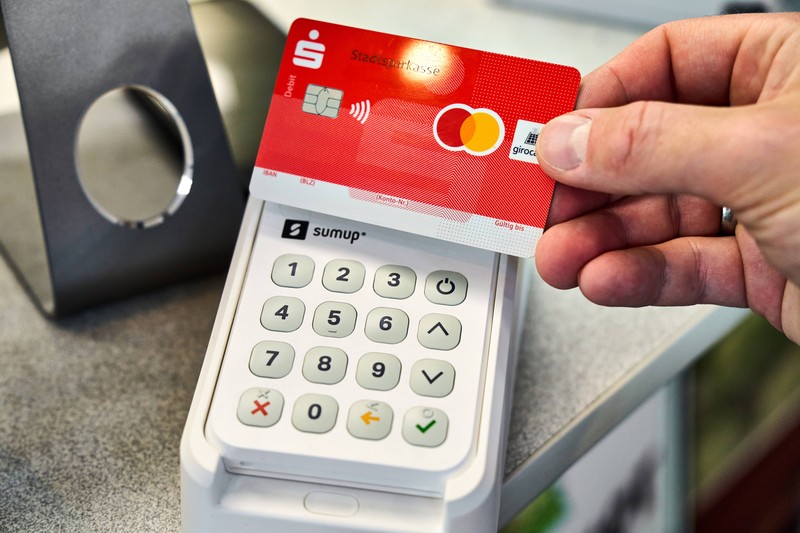 Mit flexiblen Zahlungsoptionen kann man im Urlaub Geld sparen.