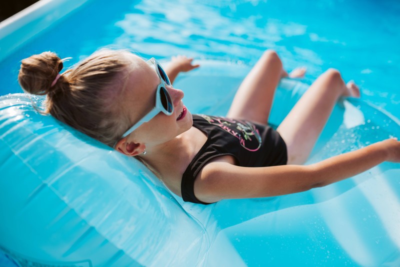 Wer in den Urlaub fliegen will, sollte auf einigen Tipps zum Sparen achten.