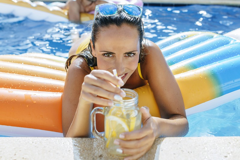 Um schlank im Urlaub zu bleiben sollte man viel Wasser trinken