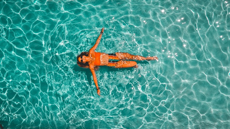 Um schlank im Urlaub zu bleiben sollte man schwimmen gehen