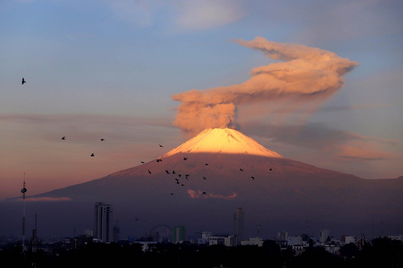 Das ist der aktive Vulkan Popocatepetl in Mexico