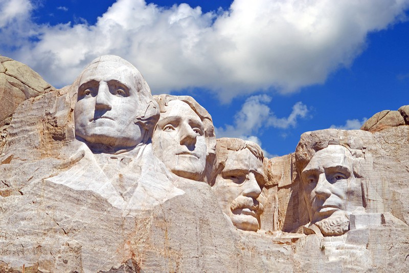 Der Mount Rushmore als Denkmal von bedeutsamen Präsidenten der USA ist vielen als Sehenswürdigkeit geläufig.