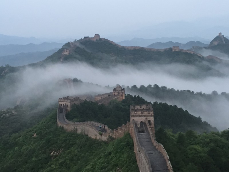 Eine unglaublich beeindruckende Kulisse: Die Chinesische Mauer. Sie muss noch um einiges beeindruckender wirken, wenn man sie im „echten Leben“ bewundert.