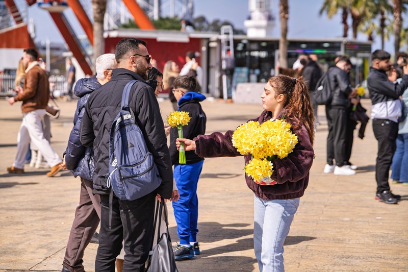 Der Trick mit den „Gratis-Blumen“ funktioniert immer wieder bei Tourist*innen und sorgt für Unruhen, vor denen du dich aber ganz einfach schützen kannst.