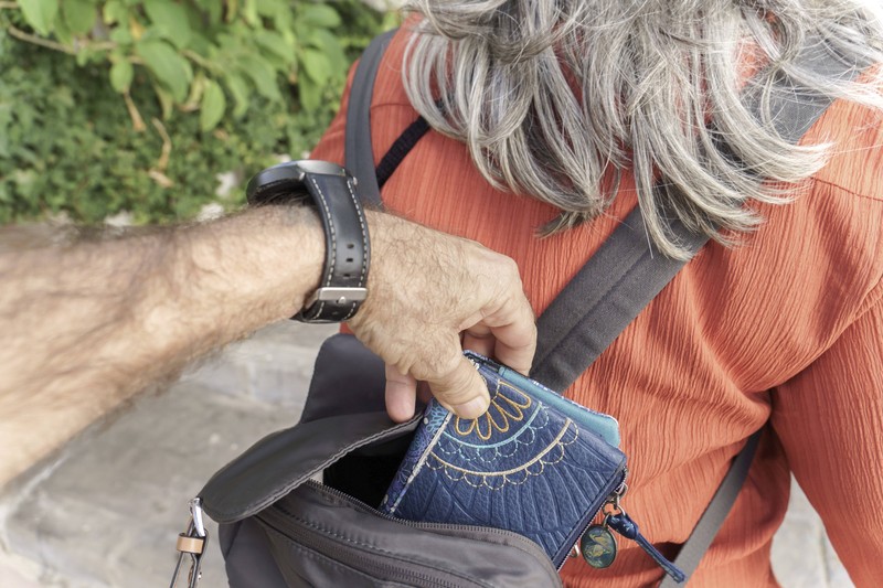 Taschendieb*innen haben es in Menschenmengen und in Urlaubsorten besonders leicht, dich abzuzocken.