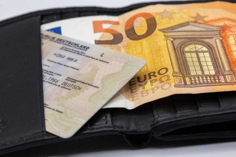 Wer einen 50-Euro-Schein an seiner Windschutzscheibe findet, sollte wachsam sein.
