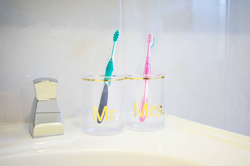 Zahnputzbecher sind nicht immer so sauber, wie wir denken, denn die Angestellten spülen diese manchmal nur mit Wasser aus.