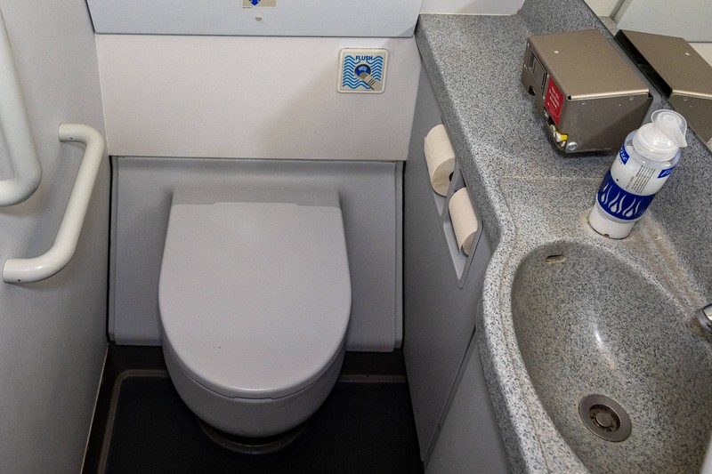 Das Klopapier hängt in dem kleinen WC sehr nahe an der Toilettenschüssel – gerade bei Turbulenzen können Urinspritzer schon mal auf dem Klopapier landen.