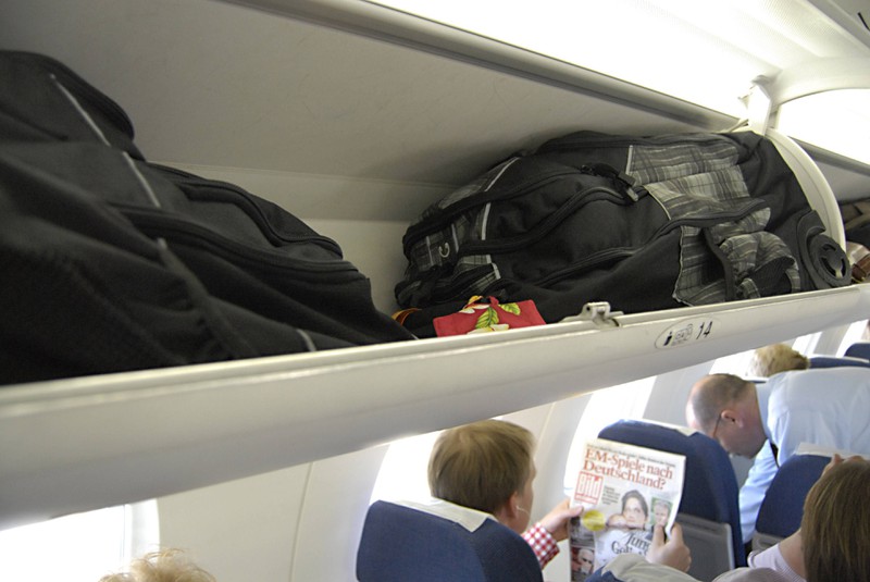 In der Ablage von Flugzeugen solltest du dich an bestimmte Dinge halten, die du nicht tun solltest, zum Beispiel dein Gepäckstück so hinlegen, dass kein anderes mehr hinein passt.