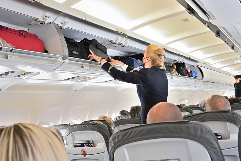 Flugbegleiterinnen ärgern sich über diese Marotte der Passagiere beim Einsteigen.