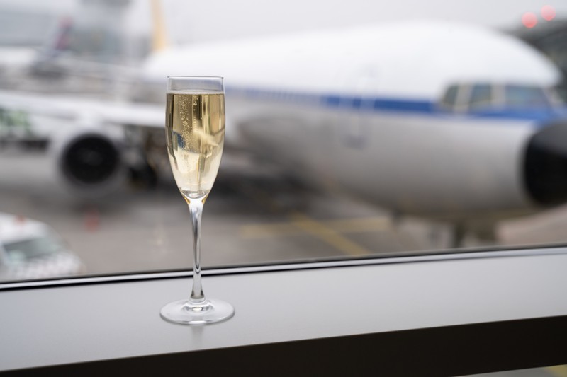 Im Flugzeug und auch vor dem Flug sollte man keinen Alkohol trinken