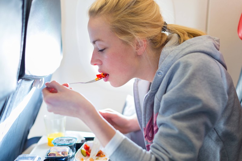Vor einem Flug sollte man einige Lebensmittel, wie Kohl nicht essen