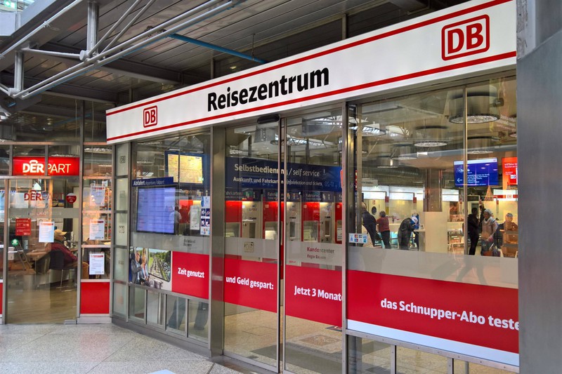 Im Deutsche Bahn Reisezentrum kann man Papierfahrkarten stornieren