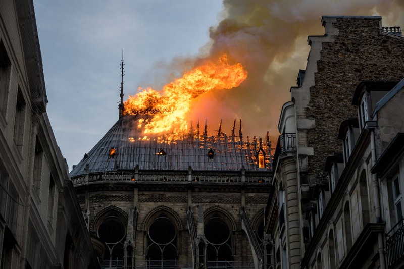 2019: Die Welt ist geschockt, als Notre-Dame brennt