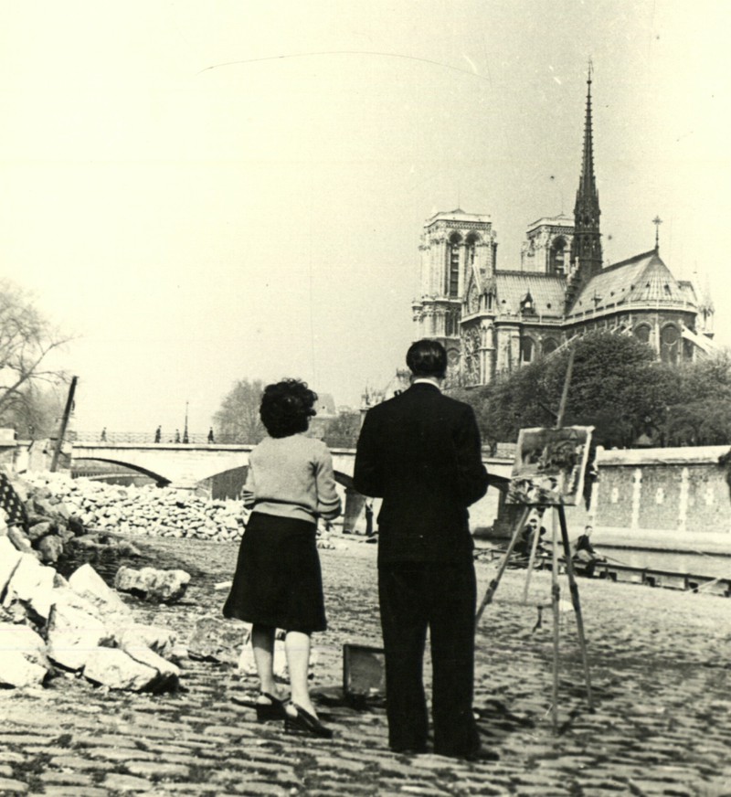 Menschen betrachten die Notre Dame de Paris