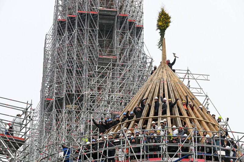 Notre-Dame: Am 07.12.2023 wurde der neue Turm gerichtet