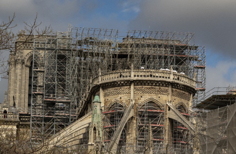 Seit geraumer Zeit läuft der Wiederaufbau des Notre Dame in Paris.