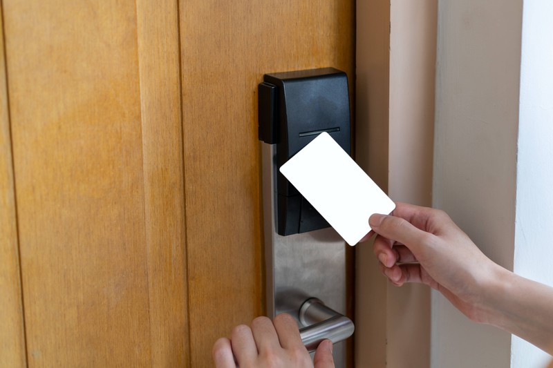 Mit deinem Handy kann es tatsächlich passieren, dass die Schlüsselkarte zu deinem Hotelzimmer unbrauchbar gemacht wird.