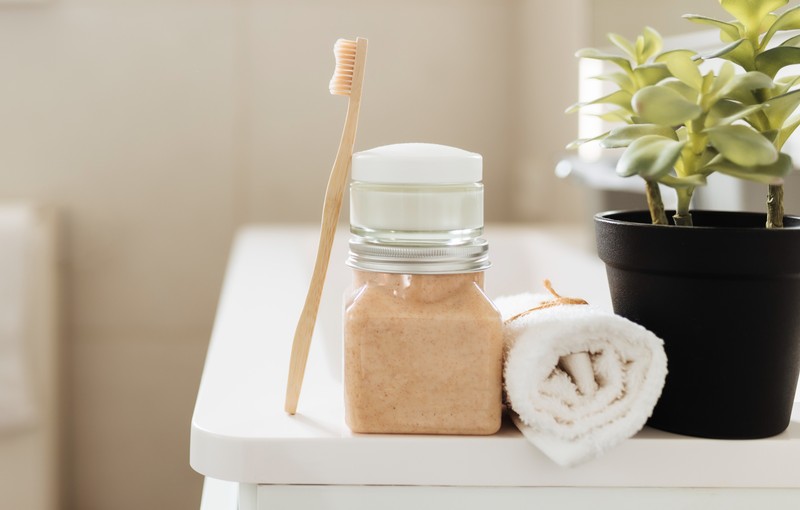 Zahnbürstenbehälter werden in Hotels nicht immer gewaschen, wie eine Angestellte verrät und das wird verheimlicht.