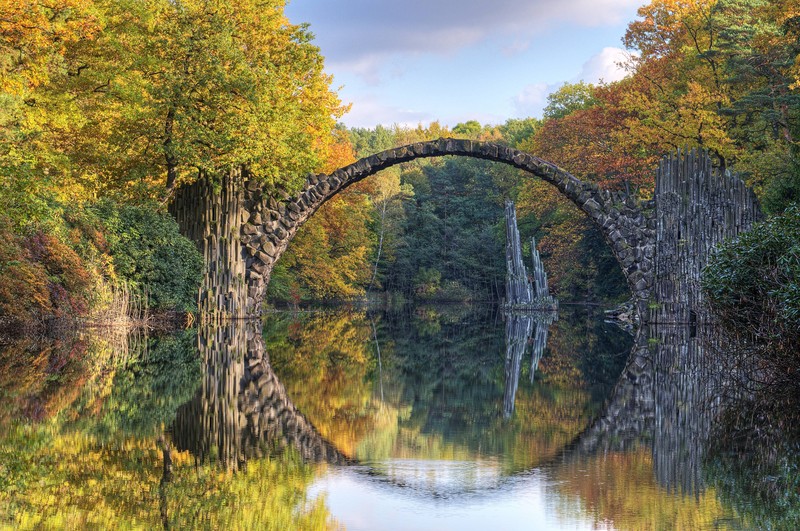 Die Rakotzbrücke wird auch „Teufelsbrücke“ genannt und soll ganz schön gruselig sein.