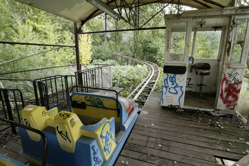 Verrostete und überwucherte Achterbahnen verleihen dem einsamen Park einen gewissen Gruselfaktor, obwohl er nicht weit vom alltäglichen berliner Trubel entfernt ist.