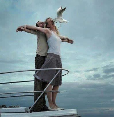 Sie wollten nur die Szene aus „Titanic“ nachspielen, als sich eine Möwe dazu entschied, sich die Nase der Frau zu holen.