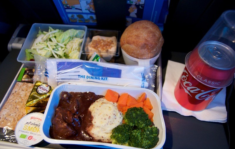 Das Vermeiden von blähenden Lebensmitteln wie Bohnen, Kohl und Brokkoli an Bord von Flugzeugen ist ratsam, da diese Lebensmittel Gase im Verdauungstrakt produzieren können.