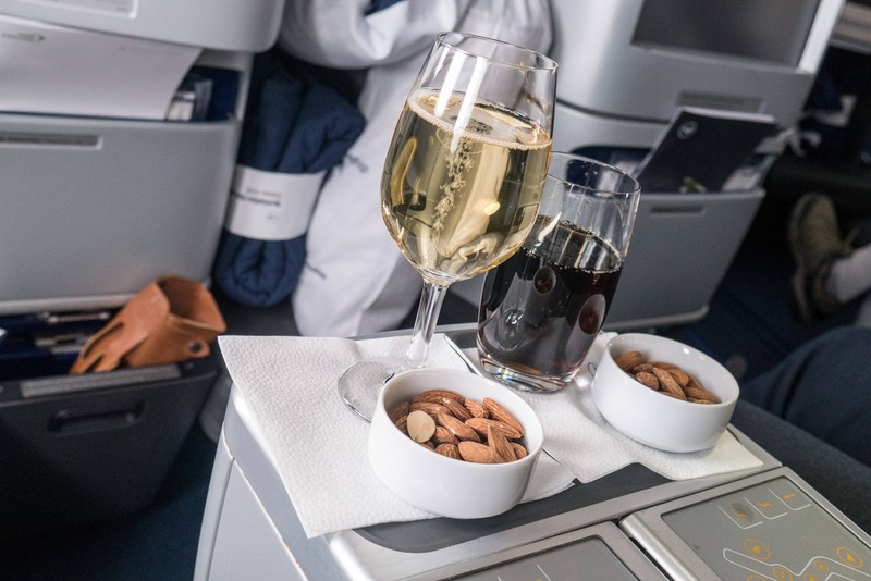 Der Konsum von Sekt oder anderen alkoholischen Getränken an Bord von Flugzeugen ist aus mehreren Gründen nicht ratsam.