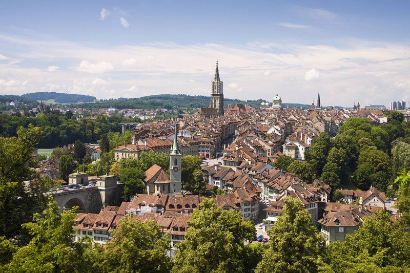 Zu sehen ist die Hauptstadt der Schweiz. Wie heißt sie? Bern, Zürich oder Basel?
