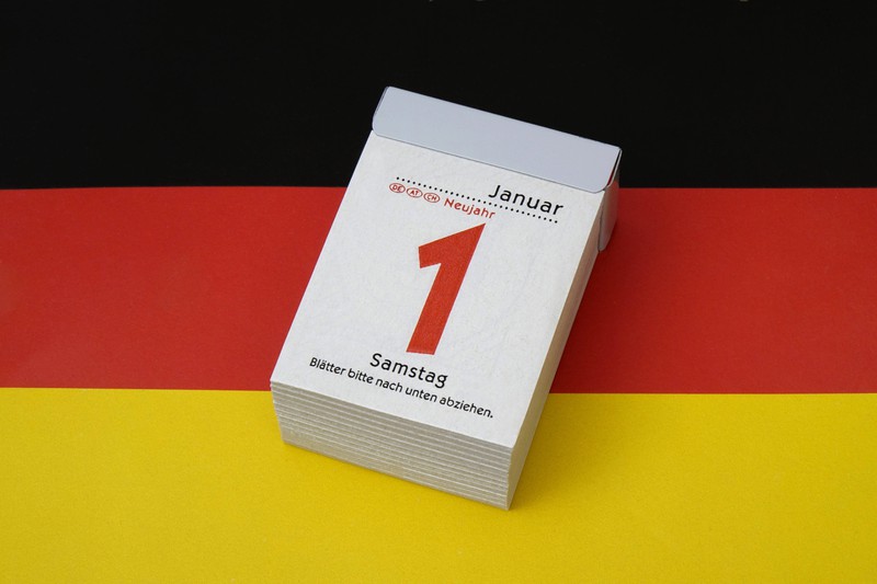 Das Jahr geht mit einem Feiertag los, den wir bundesweit in Deutschland haben: Am 01.01.2024, einem Montag haben wir frei.