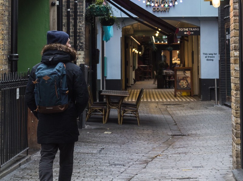 Ein Mann erkundet die Umgebung, in der er wohnt