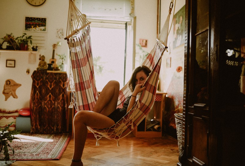 Eine Frau, die ihren Urlaub zuhause genießt