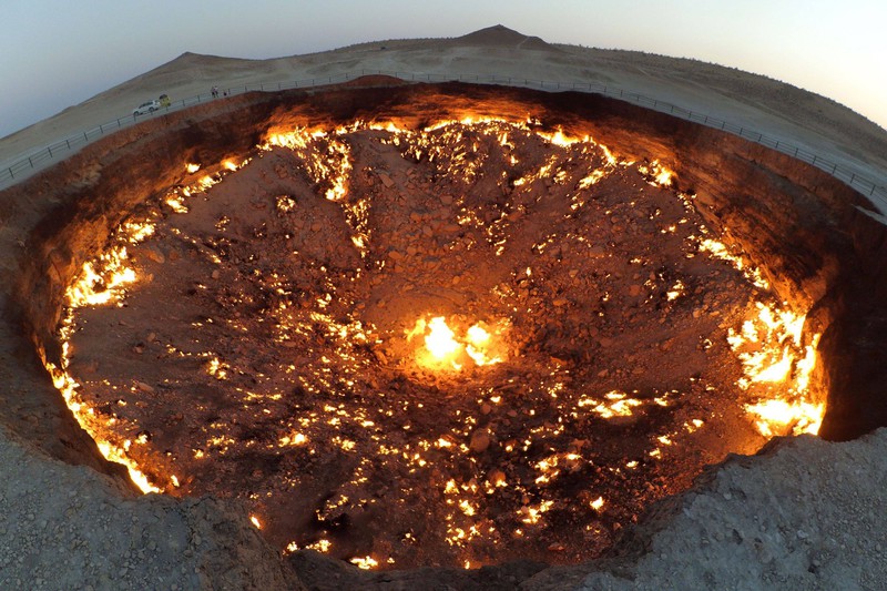 Der Krater von Derweze in Turkmenistan gehört eindeutig zu den spektakulärsten Orten der Welt.