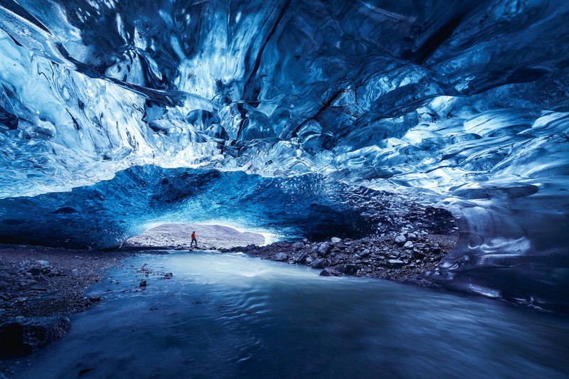 Die Crystal Cave in Island ist ein atemberaubendes Reiseziel.