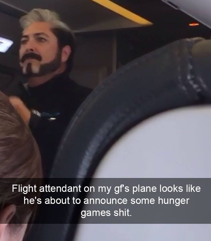 Der Flugbegleiter sieht aus, als hätte er bei den Hunger Games mitgespielt