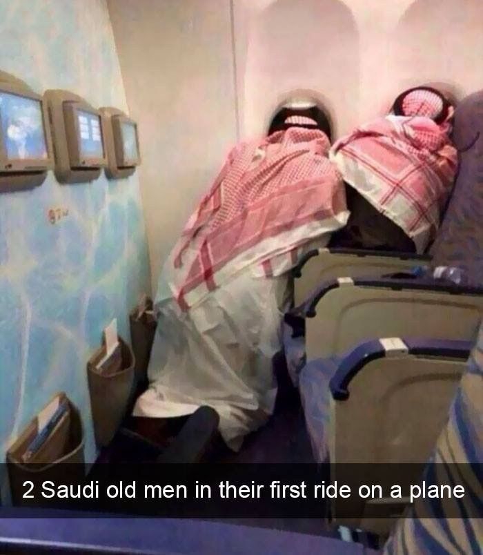 ein süßes Bild, wo 2 Männer im Flugzeug aus dem Fenster schauen
