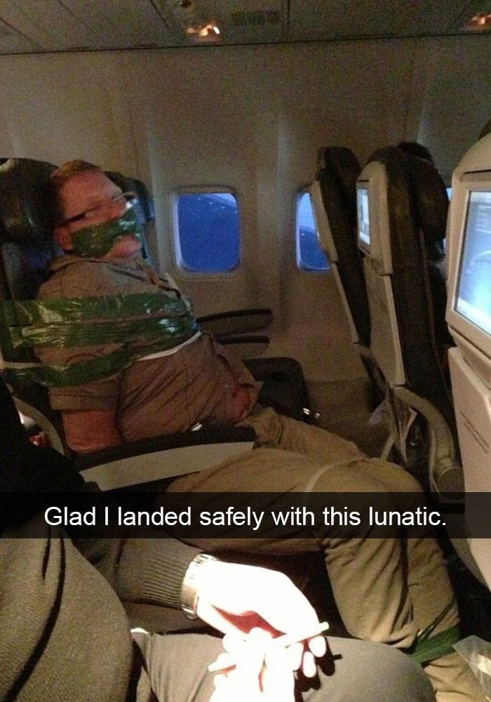 Ein verrücktes Foto, wie ein Mann im Flugzeug geknebelt wurde