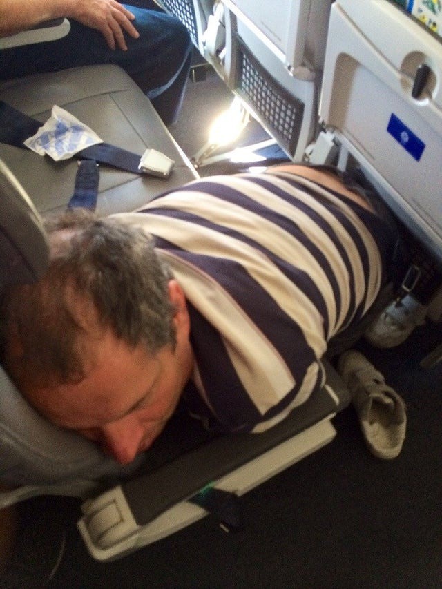 Es ist lustig, wie manche Menschen es schaffen in Flugzeugen einzuschlafen.