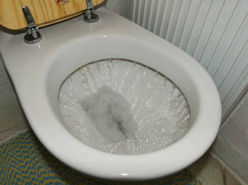 Man kann sich schon einmal über das sprudelnde Wasser in der Toilette wundern.