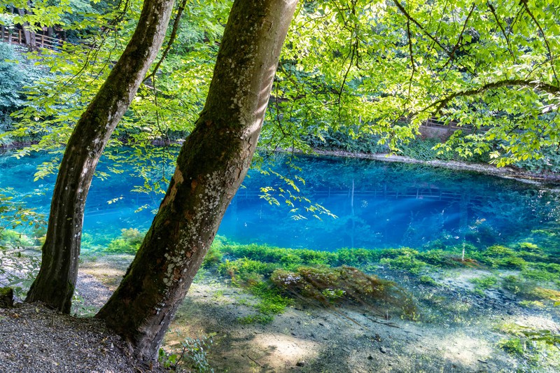 Die blau leuchtende Quelle in Blaubeuren am Rande der Schwäbischen Alb ist ein magischer Ort.