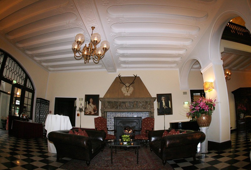 Der Hotelgast sperrte sich öfter aus, und musste in der Lobby schlafen.