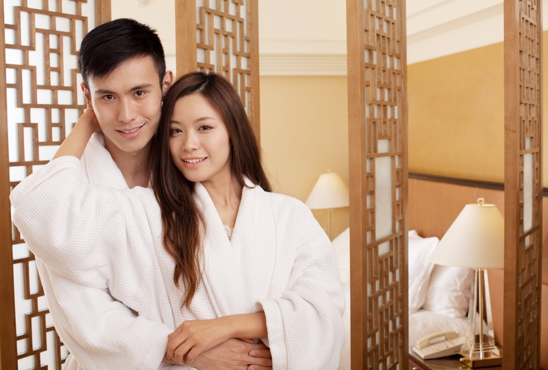 Der Hotelmitarbeiter ist geschockt von den Gästen und ihrer unvorbereiteten Art.