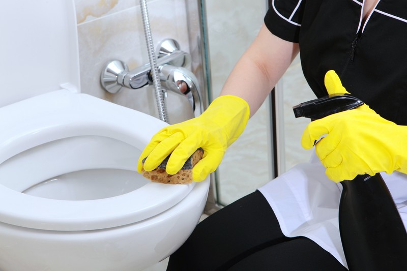 Die Hotelangestellte putzt den Dreck von den Horrorgästen weg.