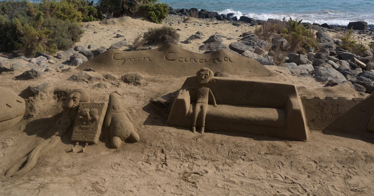 Künstler baut wunderschöne Sandfiguren am Strand