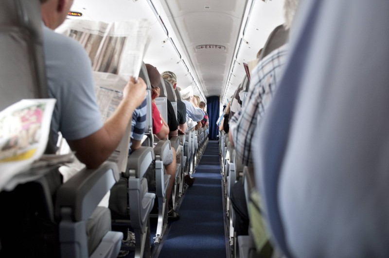 Passagiere im Flugzeug verhalten sich sehr unterschiedlich